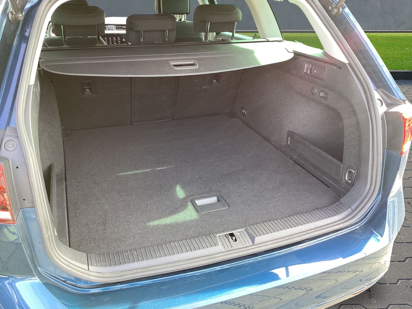 Volkswagen Passat Variant Business 2.0 TDI - Samsaru's Car Outlet