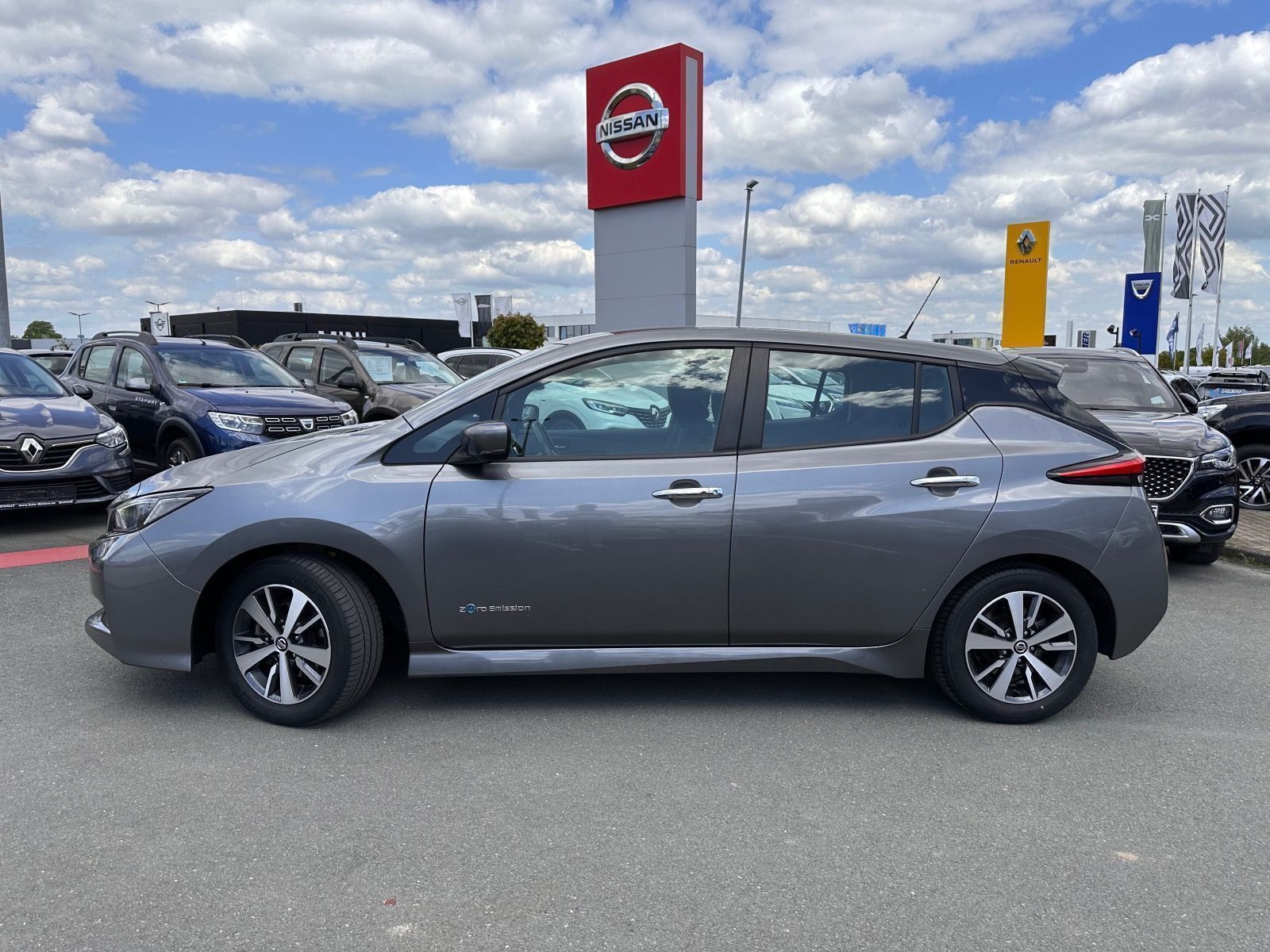 Nissan Leaf - Samsaru's Car Outlet