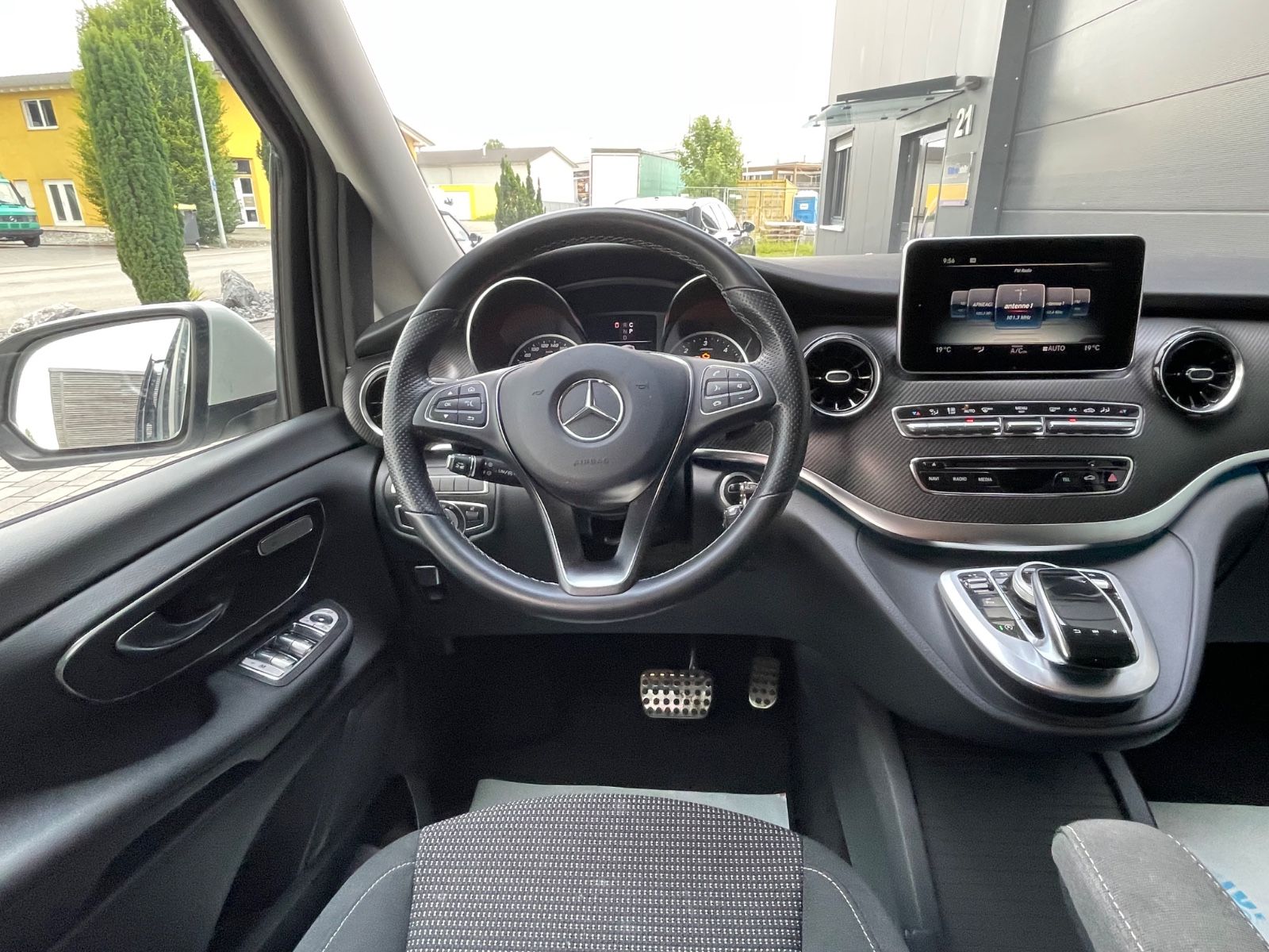 Mercedes-Benz V 300 d AMG - Samsaru's Car Outlet