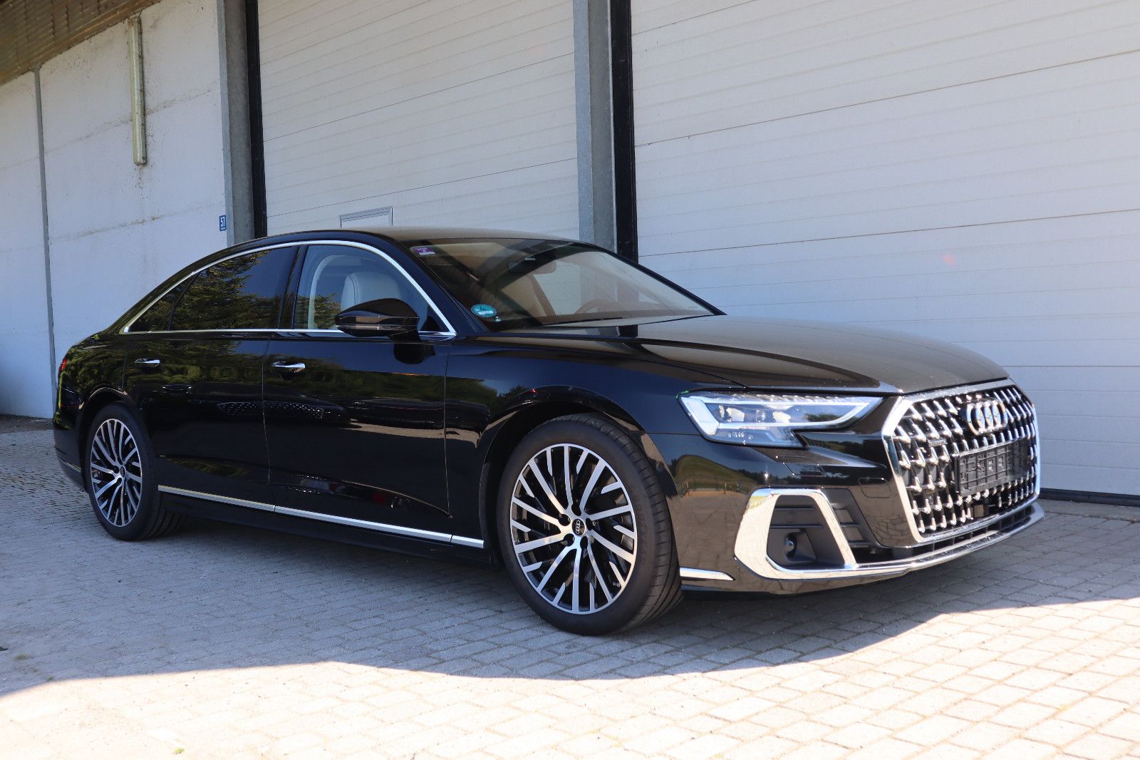 Audi A8L 60 TFSIe lang - Samsaru's Car Outlet