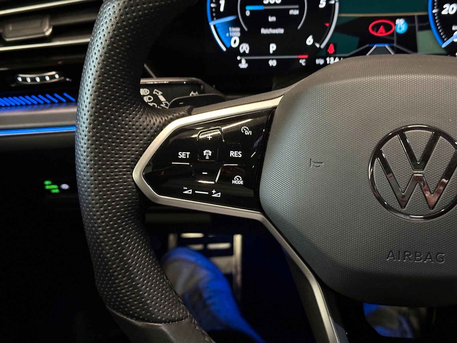 Volkswagen Touareg R-Line 4M - Samsaru's Car Outlet