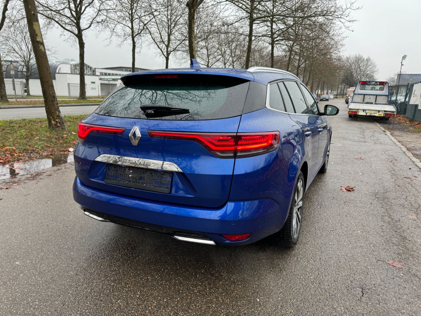 Renault Megane TCe 140 Intens Grandtour - Samsaru's Car Outlet