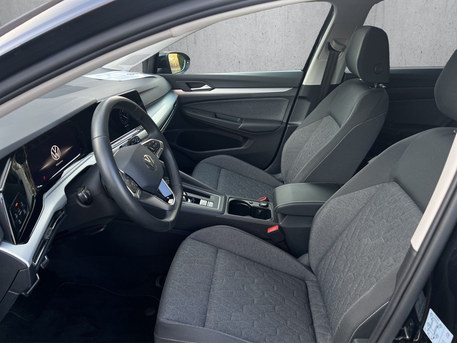 Volkswagen Golf VIII 1.5 eTSI Move - Samsaru's Car Outlet