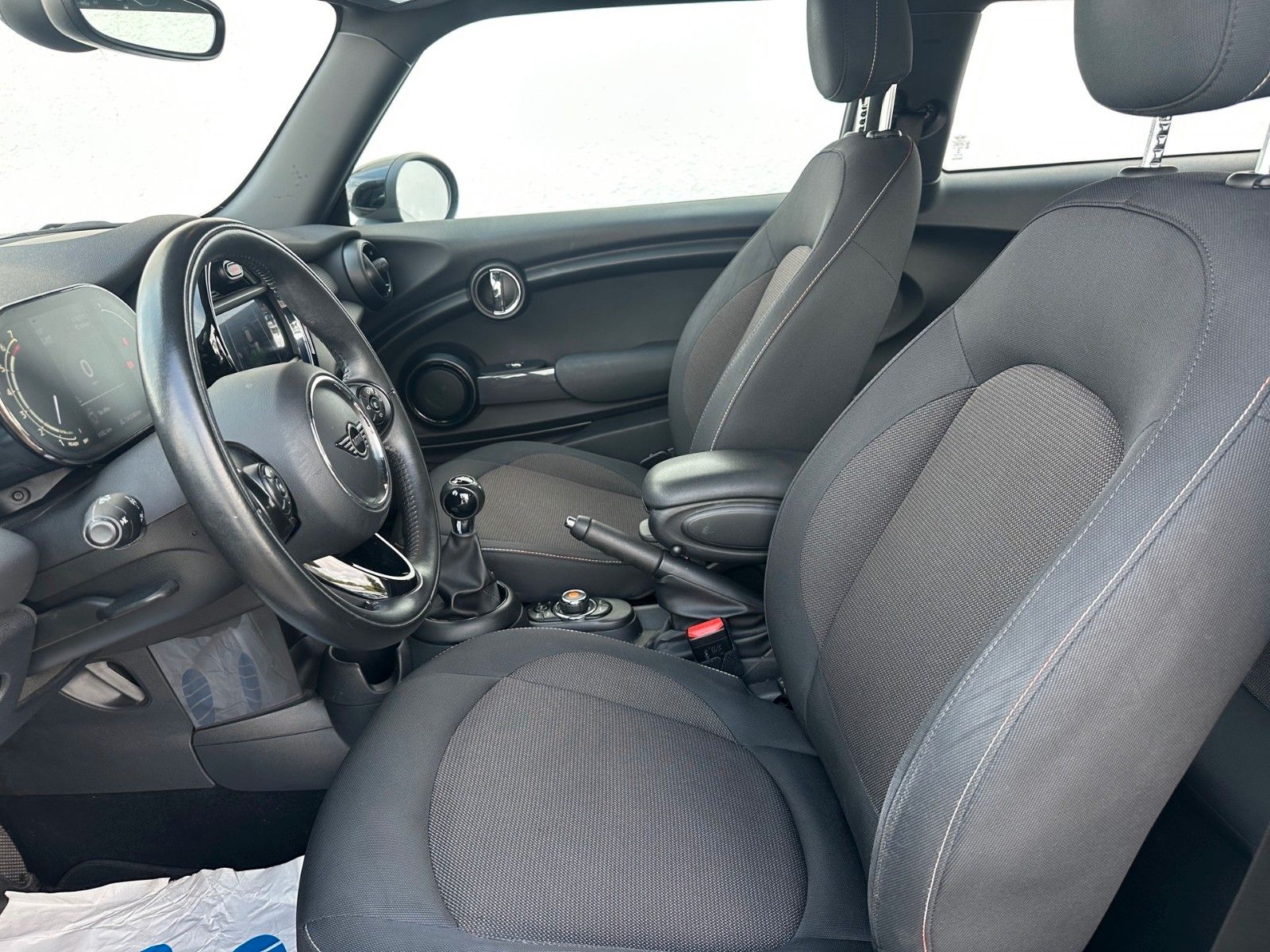 MINI COOPER Essential - Samsaru's Car Outlet