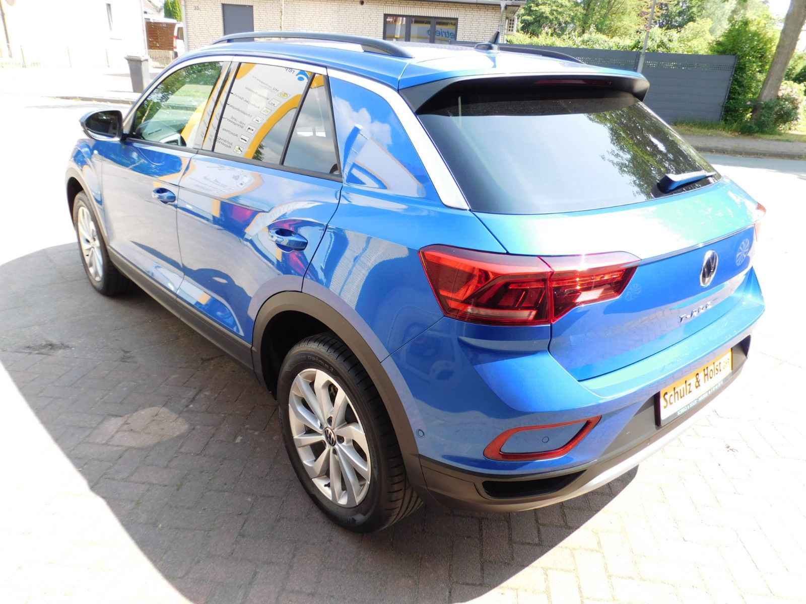 Volkswagen T-Roc Life DSG - Samsaru's Car Outlet