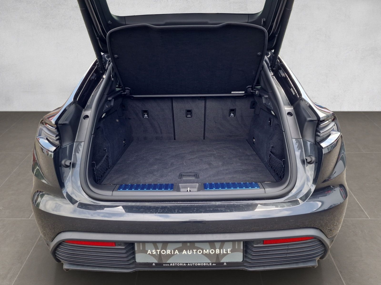 Porsche Macan 4 - Samsaru's Car Outlet