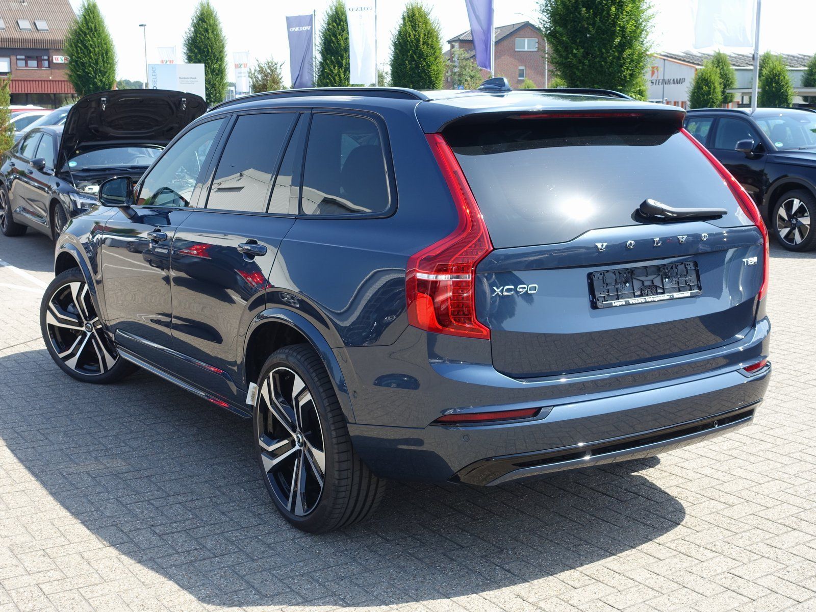 Volvo XC90 Ultra Dark T8 AWD Plug-in Hybrid - Samsaru's Car Outlet