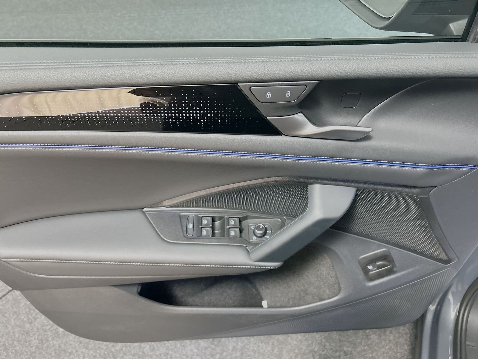 Volkswagen Tiguan R-Line eHybrid Black CarPlay Matrix Leder