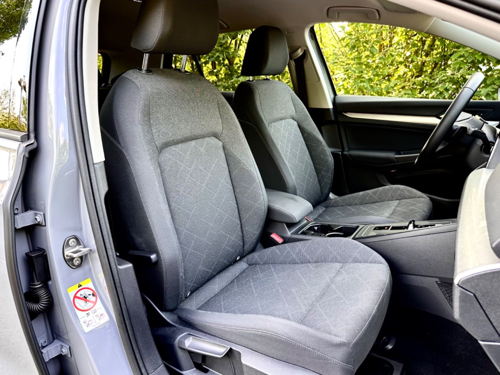 Volkswagen Golf VIII Lim.Life eTSI Automatik - Samsaru's Car Outlet