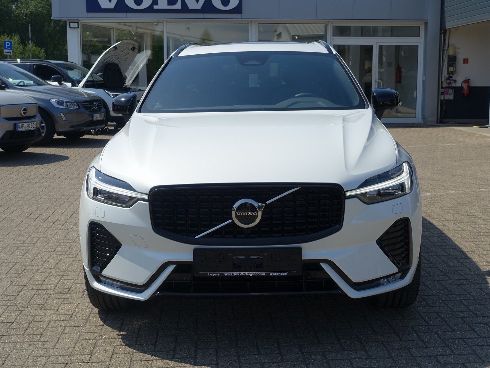 Volvo XC60 B5 AWD Plus - Samsaru's Car Outlet