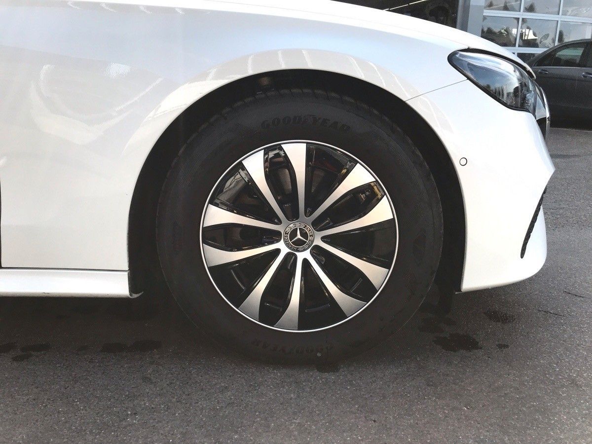 Mercedes-Benz E 200 - Samsaru's Car Outlet