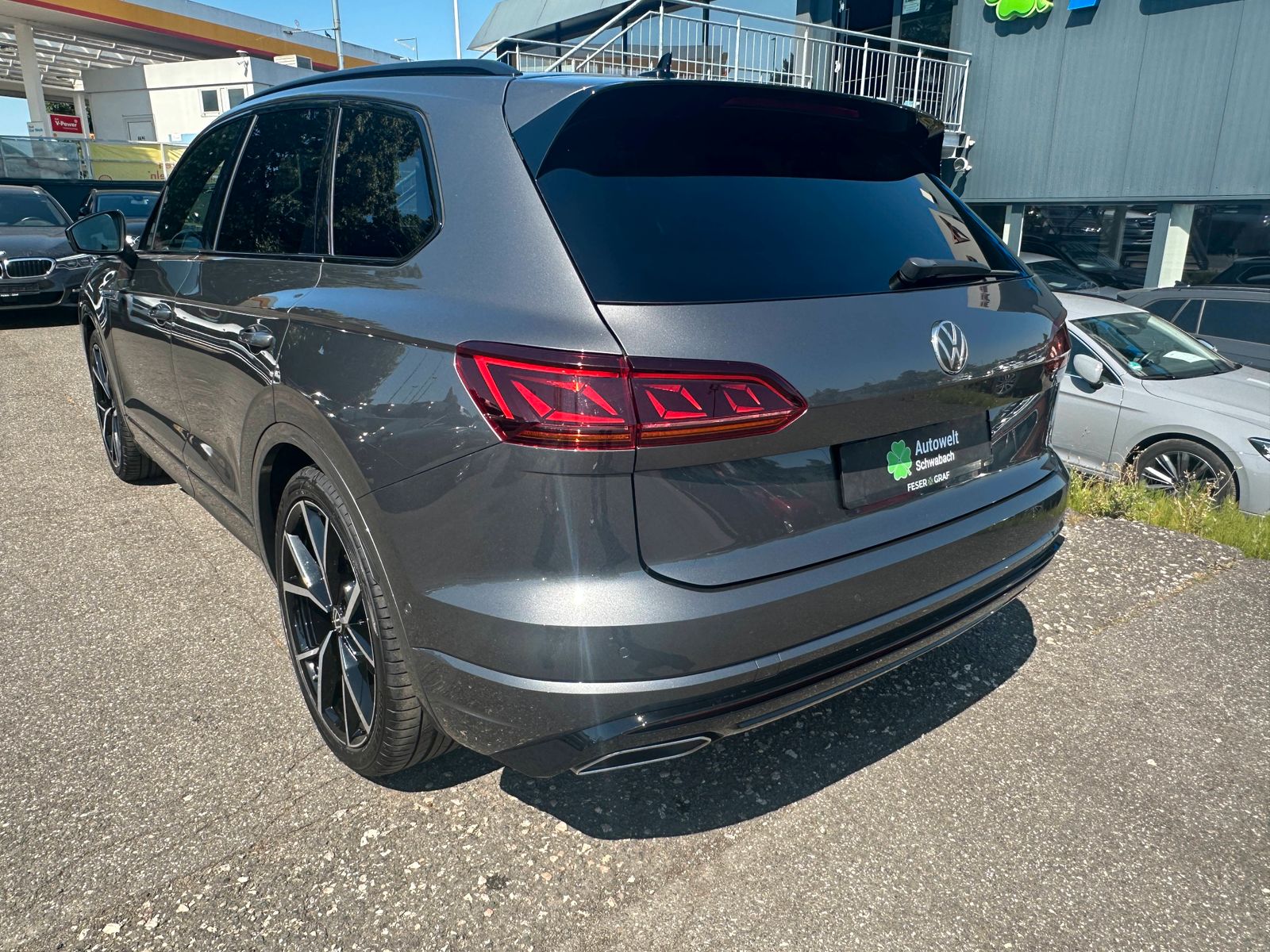 Volkswagen Touareg R-Line 3.0 TSI 4MOTION - Samsaru's Car Outlet