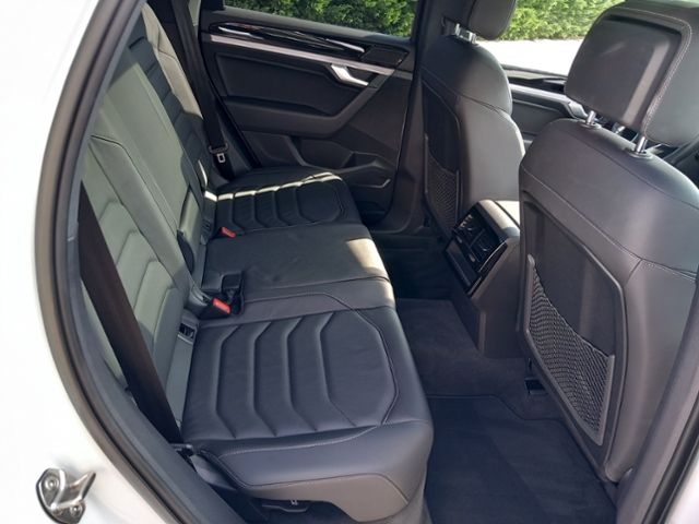 Volkswagen Touareg 3.0 TDI 4M R-Line - Samsaru's Car Outlet
