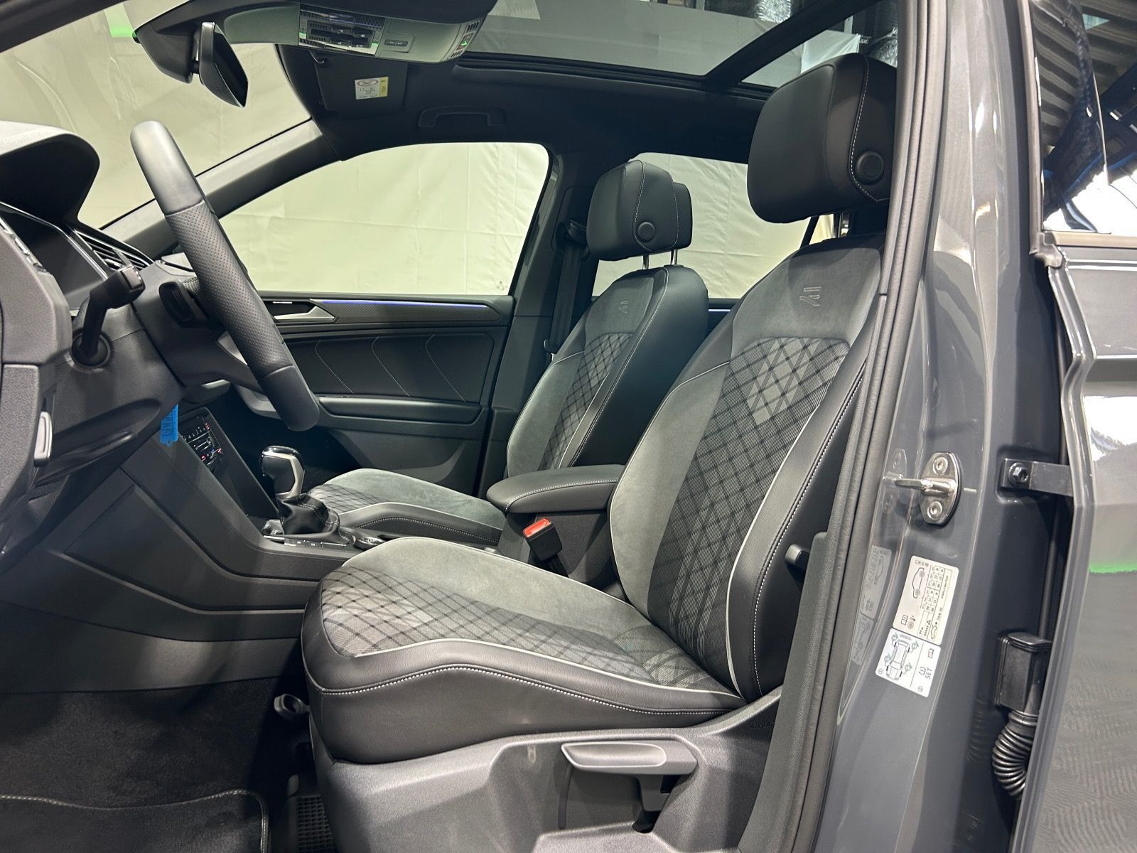 Volkswagen Tiguan R-Line 2.0 TSI DSG 4M - Samsaru's Car Outlet