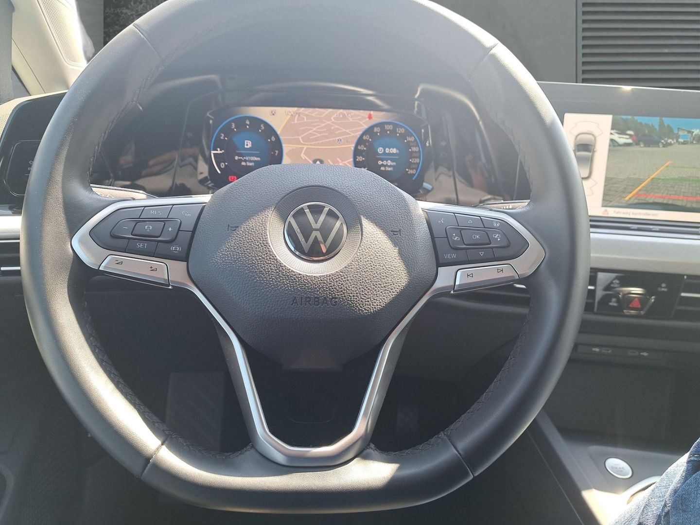 Volkswagen Golf VIII 1.5 TSI Life - Samsaru's Car Outlet