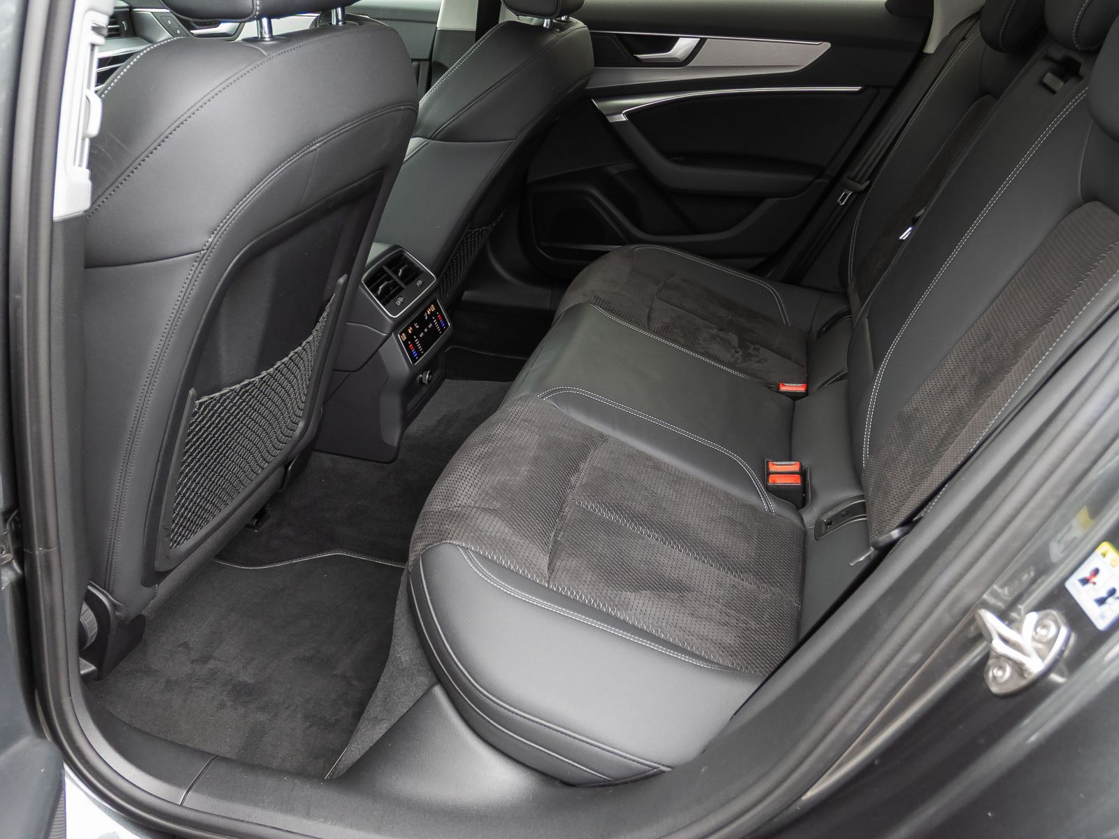 Audi A6 Avant S line 55TFSIe qu Navi Matrix HuD Stand