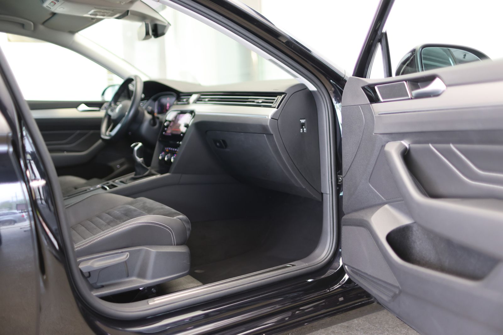 Volkswagen Passat LIMOUSINE 1.5 TSI ELEGANCE - Samsaru's Car Outlet