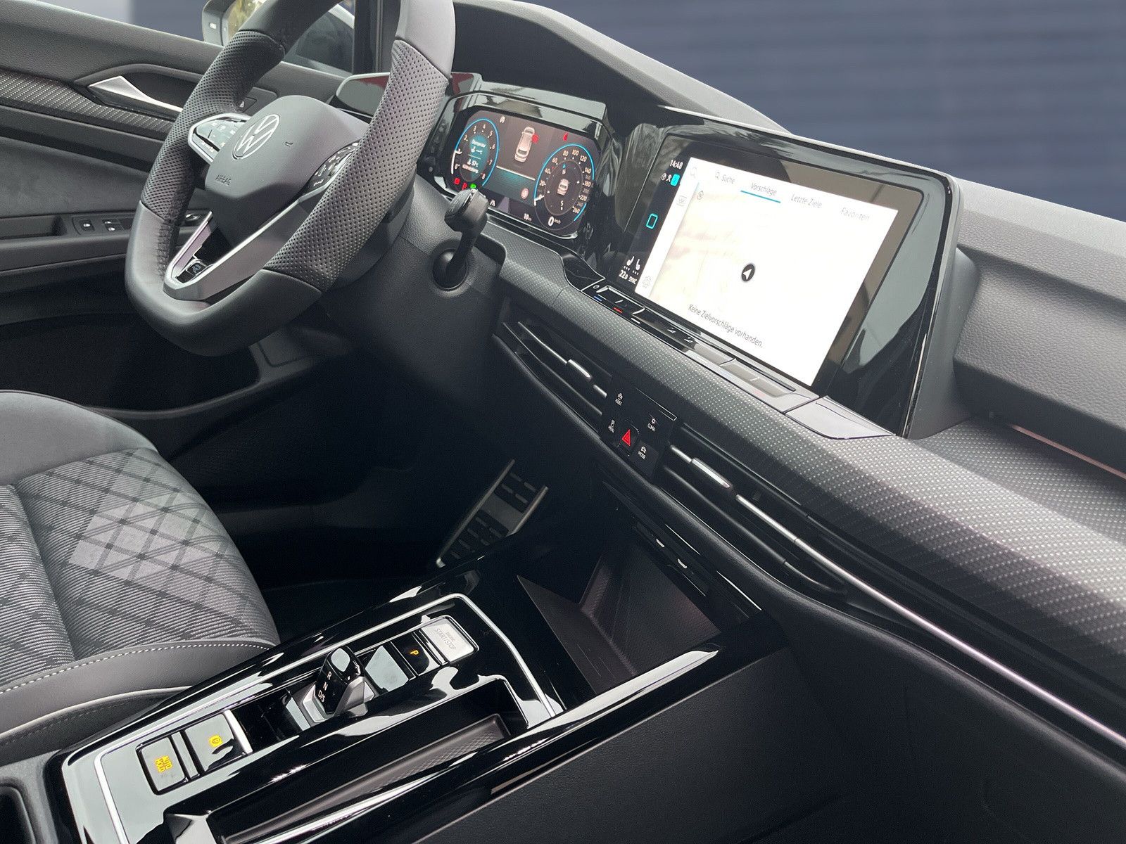 Volkswagen Golf VIII 1.5 eTSI DSG R-Line - Samsaru's Car Outlet