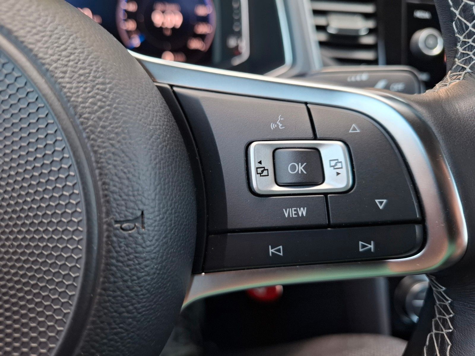Volkswagen T-Roc R-Line - Samsaru's Car Outlet