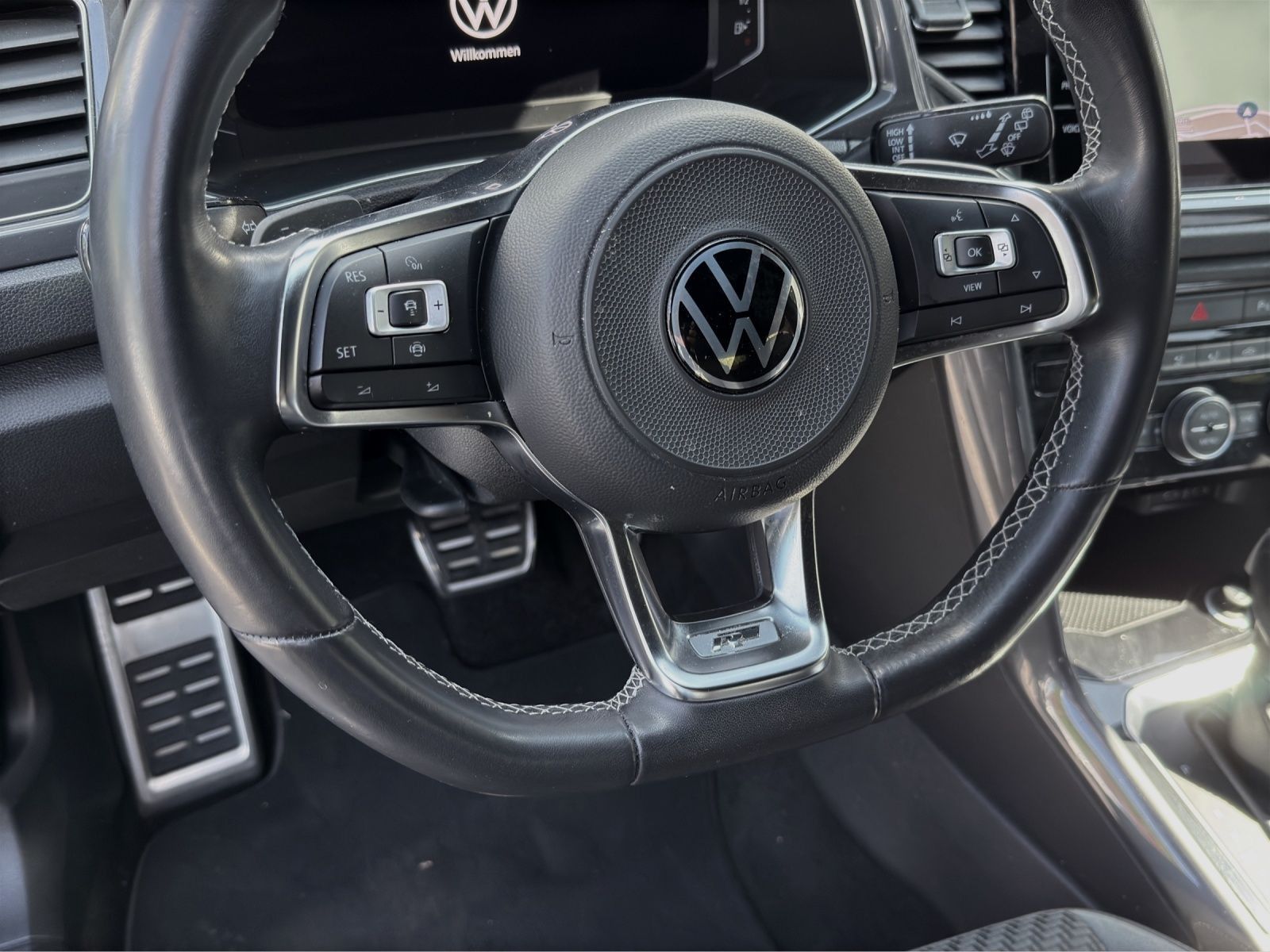 Volkswagen T-Roc 1.5 TSI DSG R-LINE - Samsaru's Car Outlet