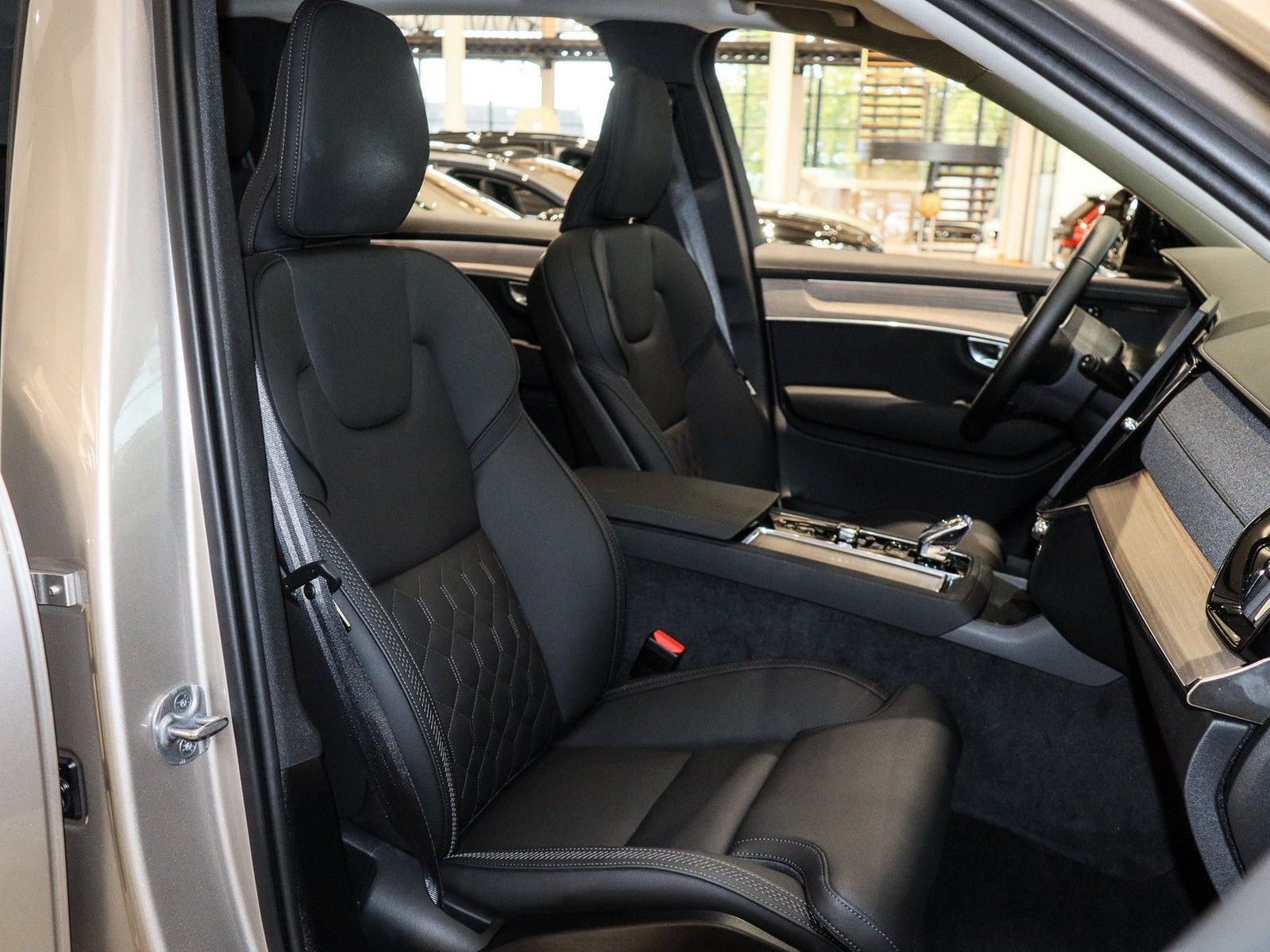 Volvo XC90 T8 AWD Recharge Reskin Plus Dark NP:95.340,