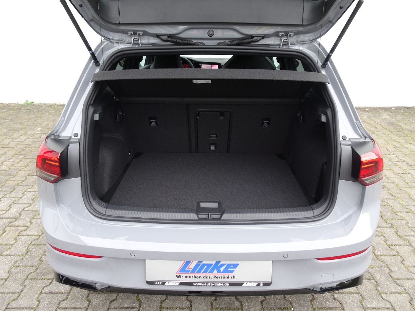 Volkswagen Golf VIII 2.0 TSI DSG R-Line - Samsaru's Car Outlet