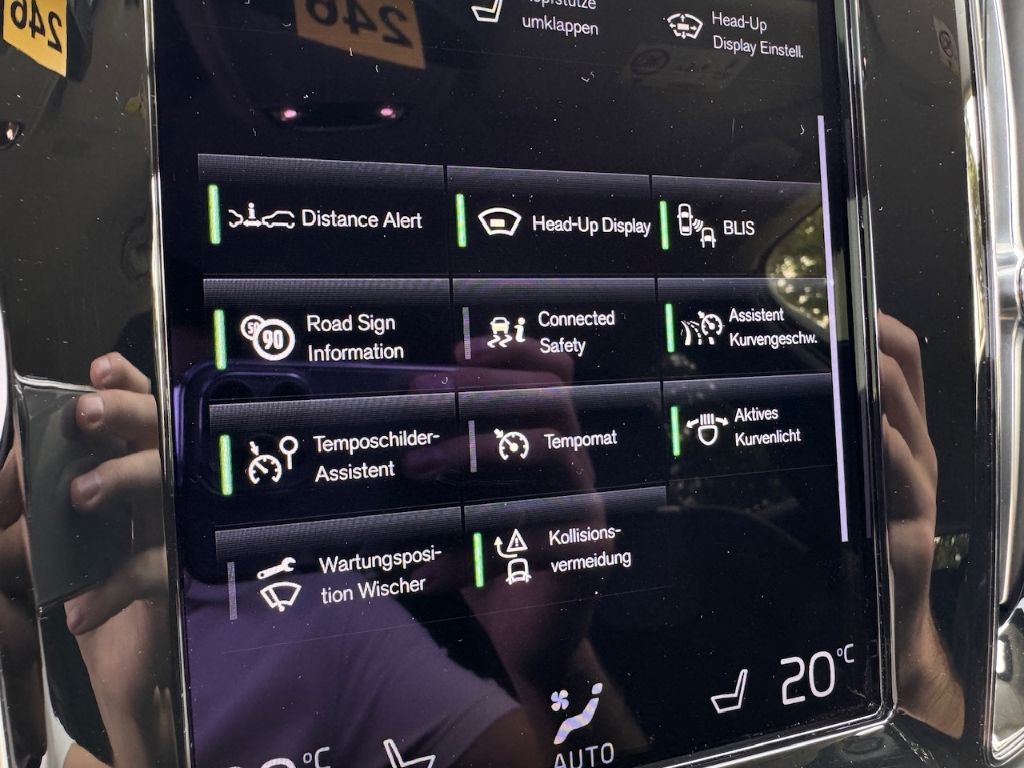 Volvo V60 R-Design Expression Recharge Plug-In Hybrid