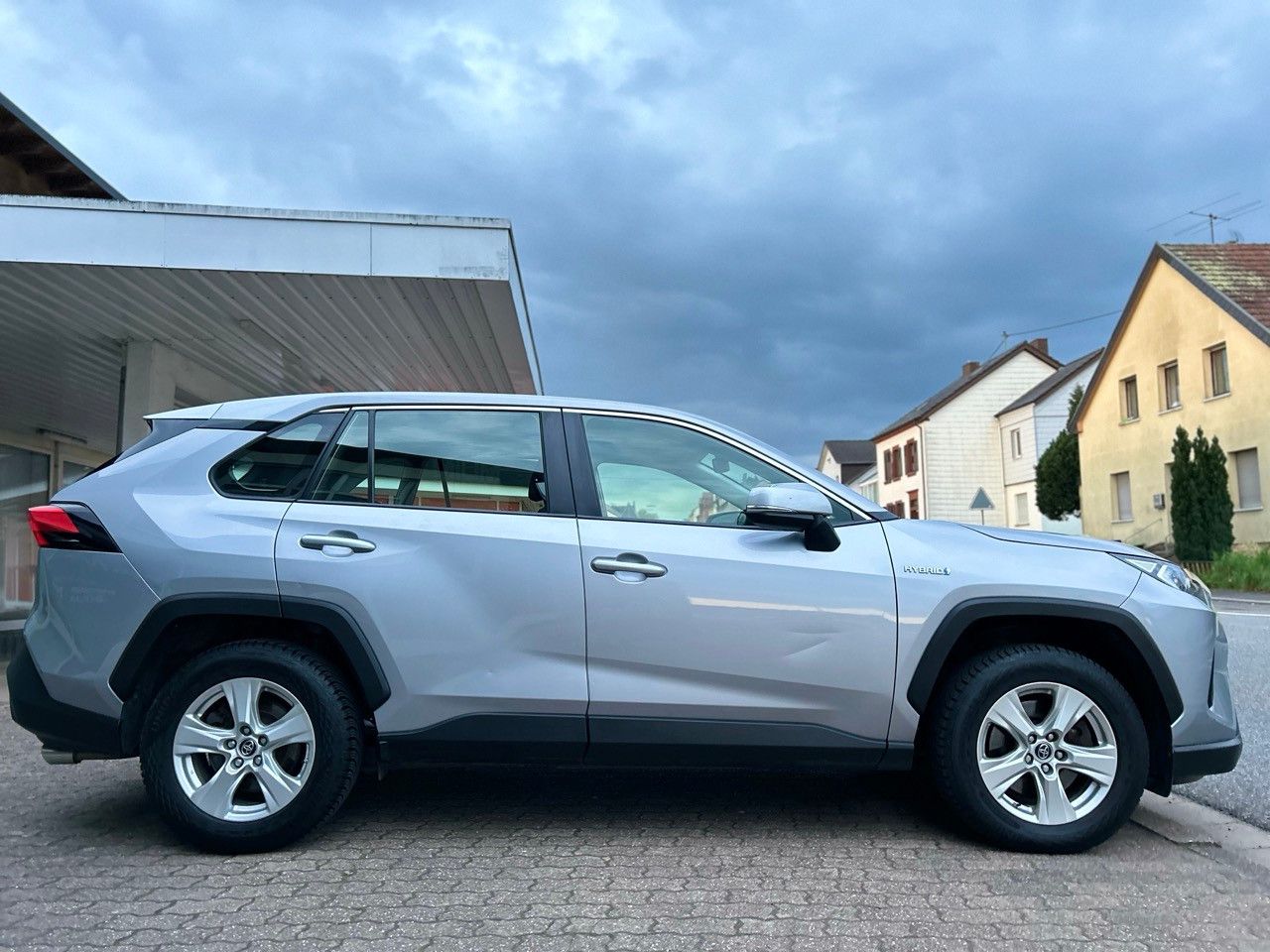 Toyota RAV4 Hybrid - Samsaru's Car Outlet