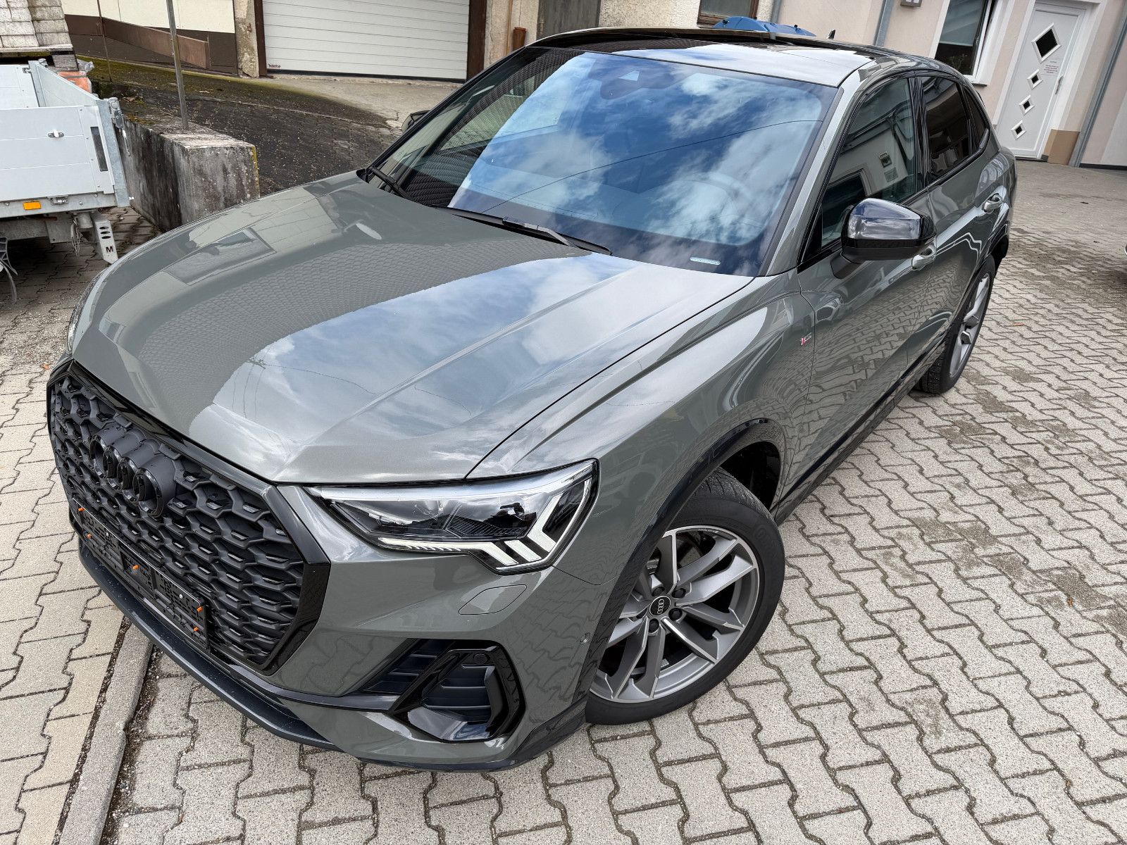 Audi Q3 Sportback 40 TFSI quattro S line, fast VOLL