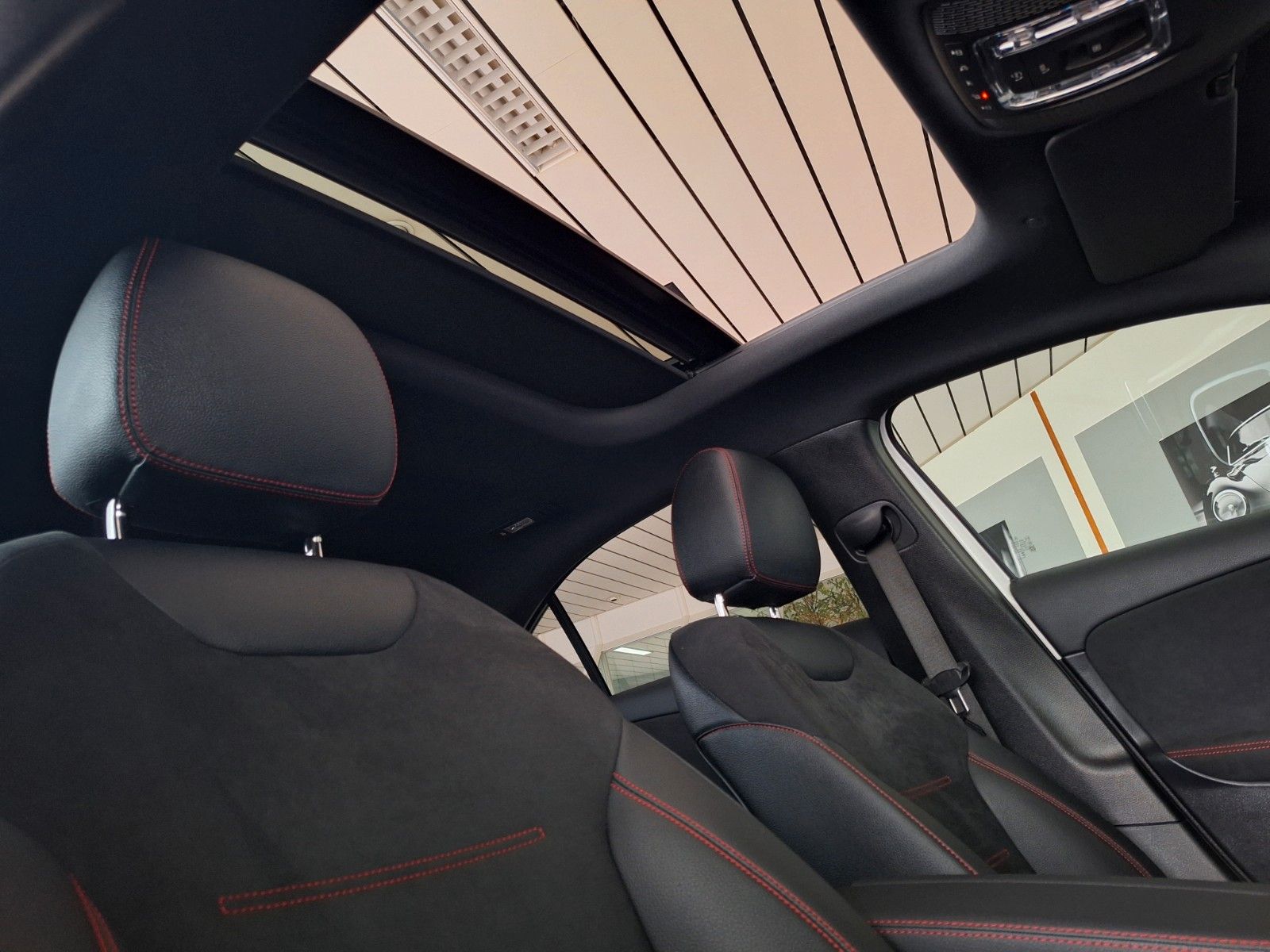 Mercedes-Benz A 180 Limousine AMG Line - Samsaru's Car Outlet