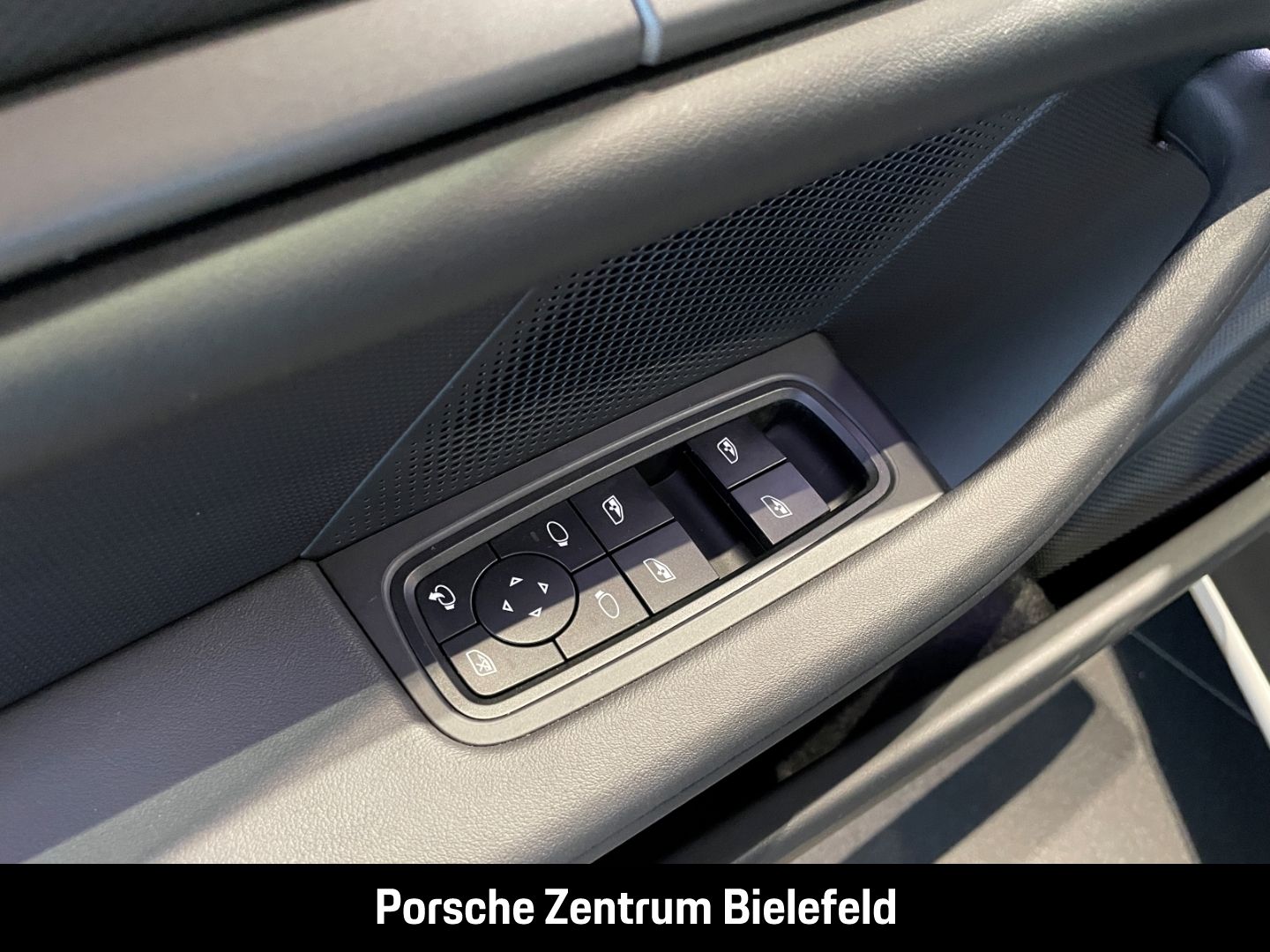 Porsche Taycan 4 Cross Turismo Panorama Surround-View