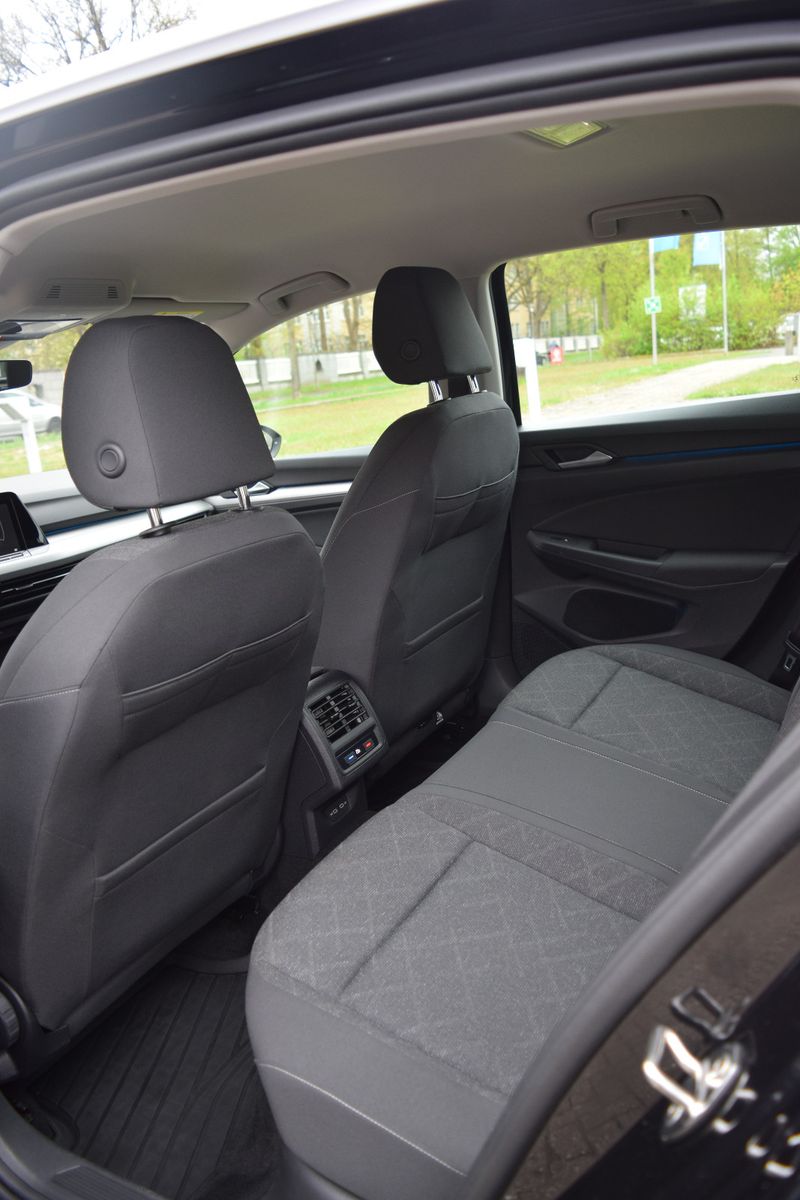 Volkswagen Golf VIII Lim. Life - Samsaru's Car Outlet