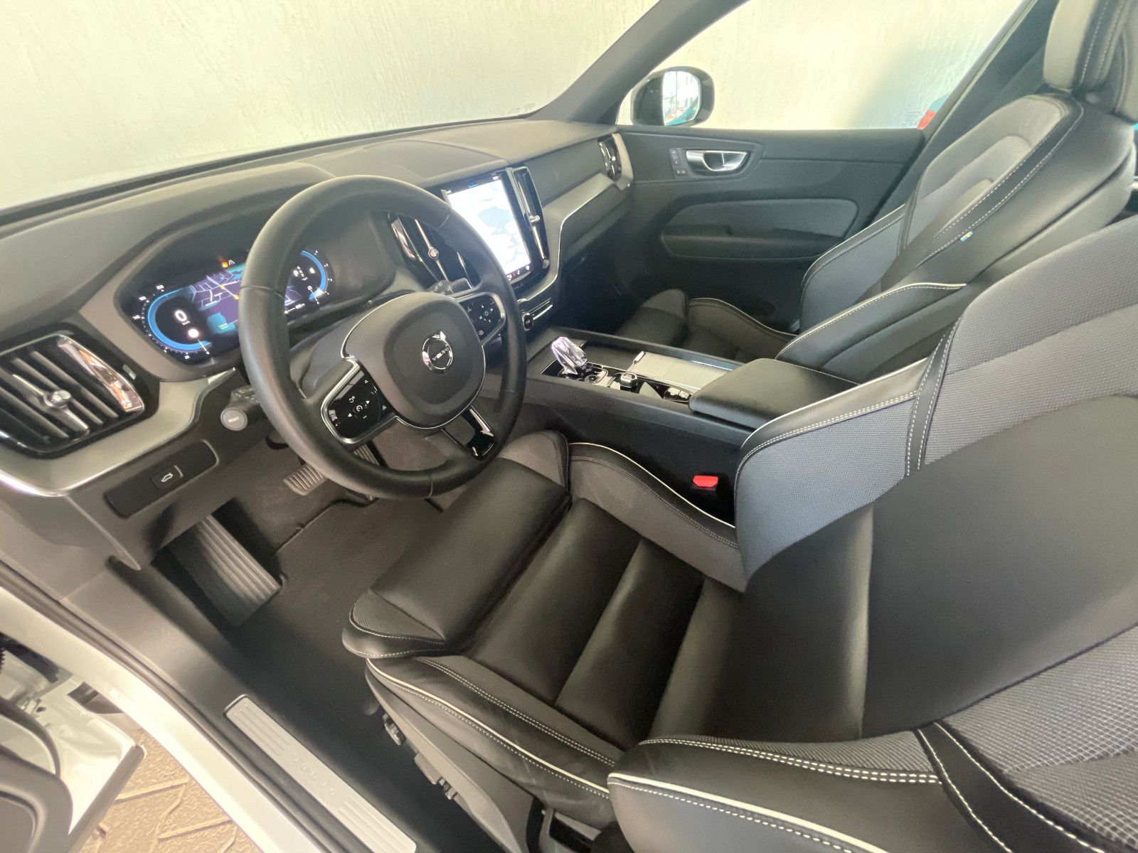 Volvo XC60 Plus Dark AWD*Navi*LED*Leder AHK*