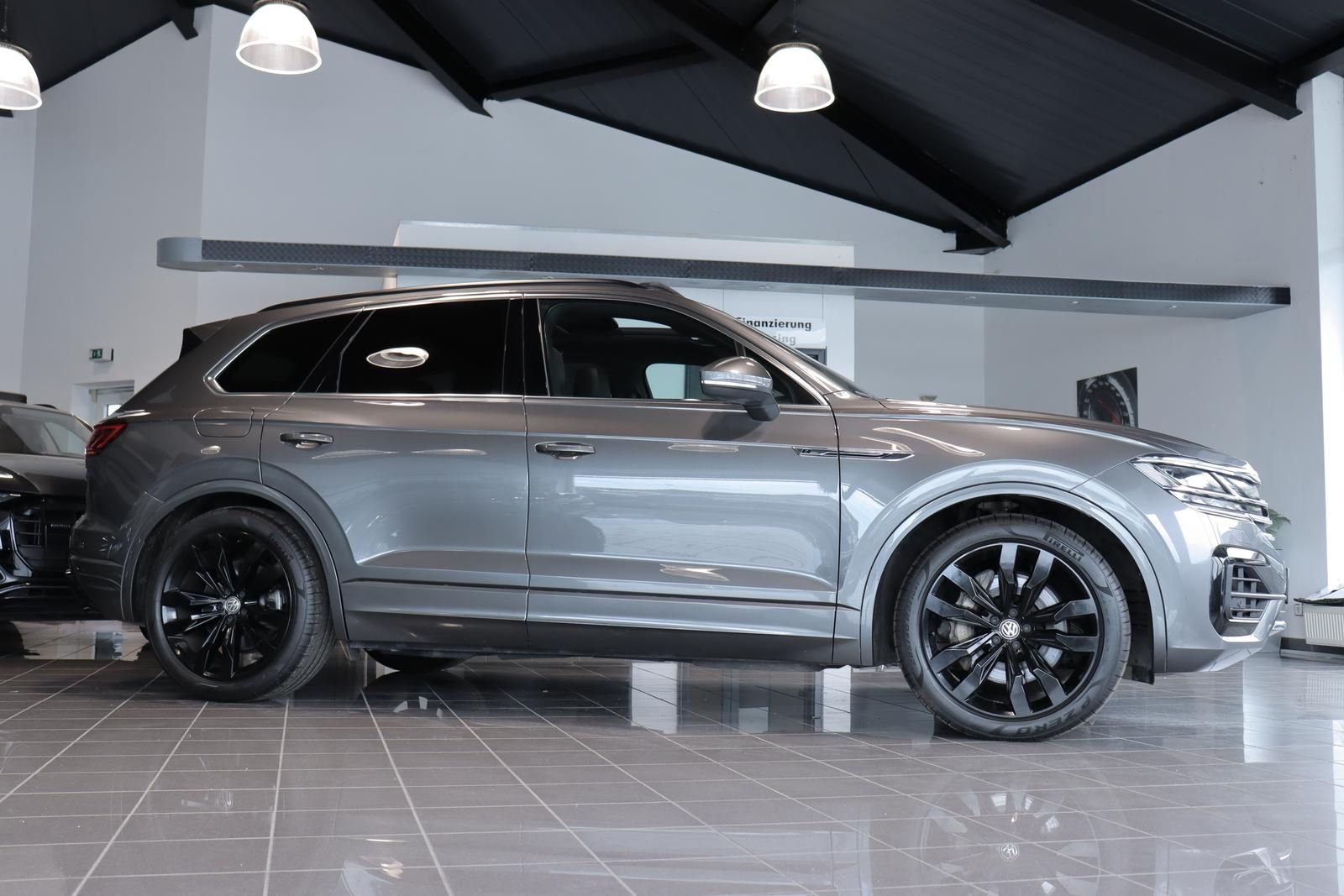 Volkswagen Touareg 3.0 V6 TSI Elegance 4Mot. R-LINE - Samsaru's Car Outlet