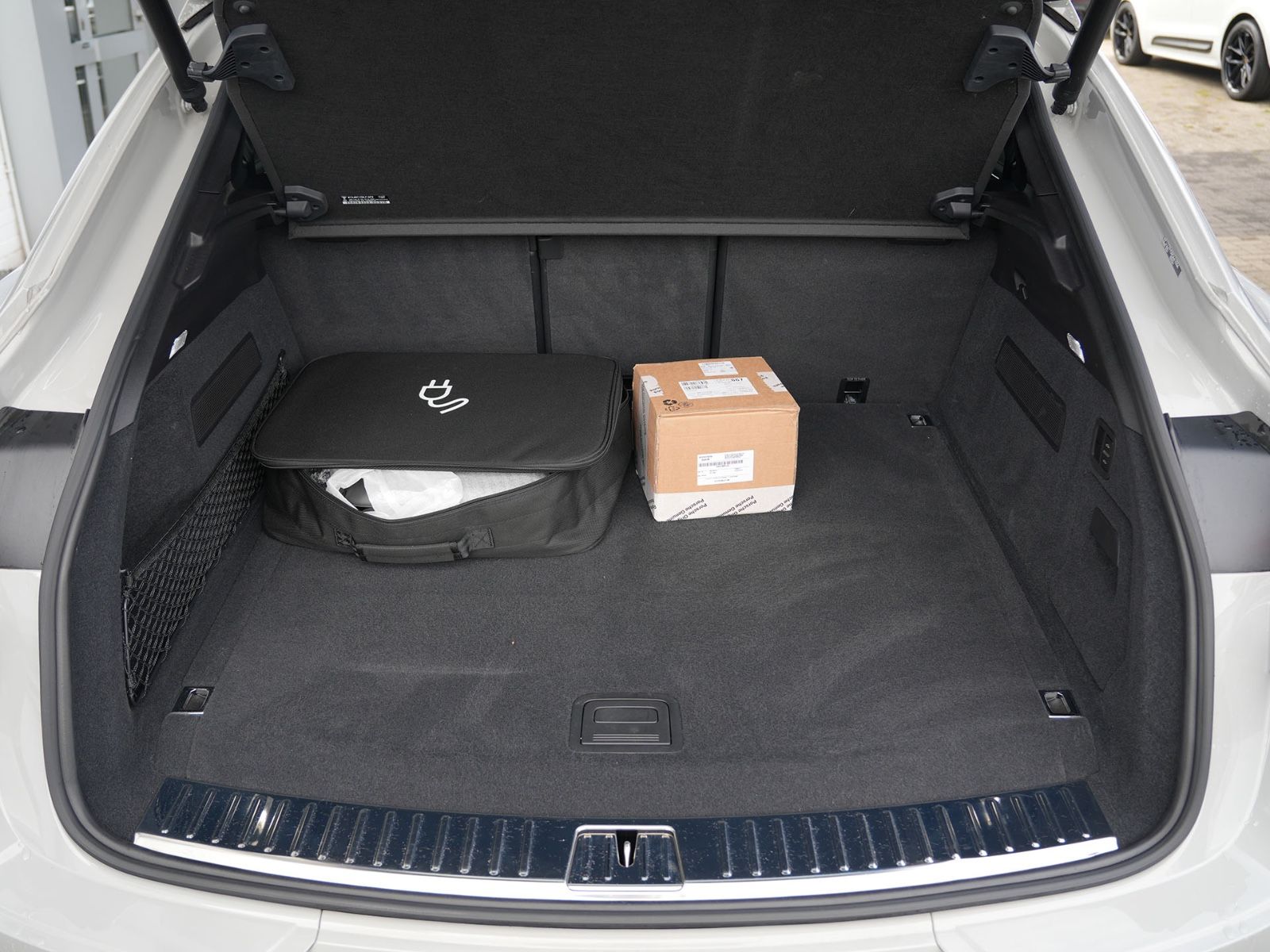 Porsche E-Hybrid Coupé SPORTDESIGNPAKET-ACC-MASSAGE-VOLL