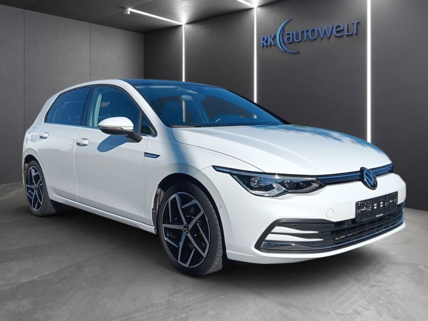 Volkswagen Golf 8 VIII Style 1.5 TSI - Samsaru's Car Outlet