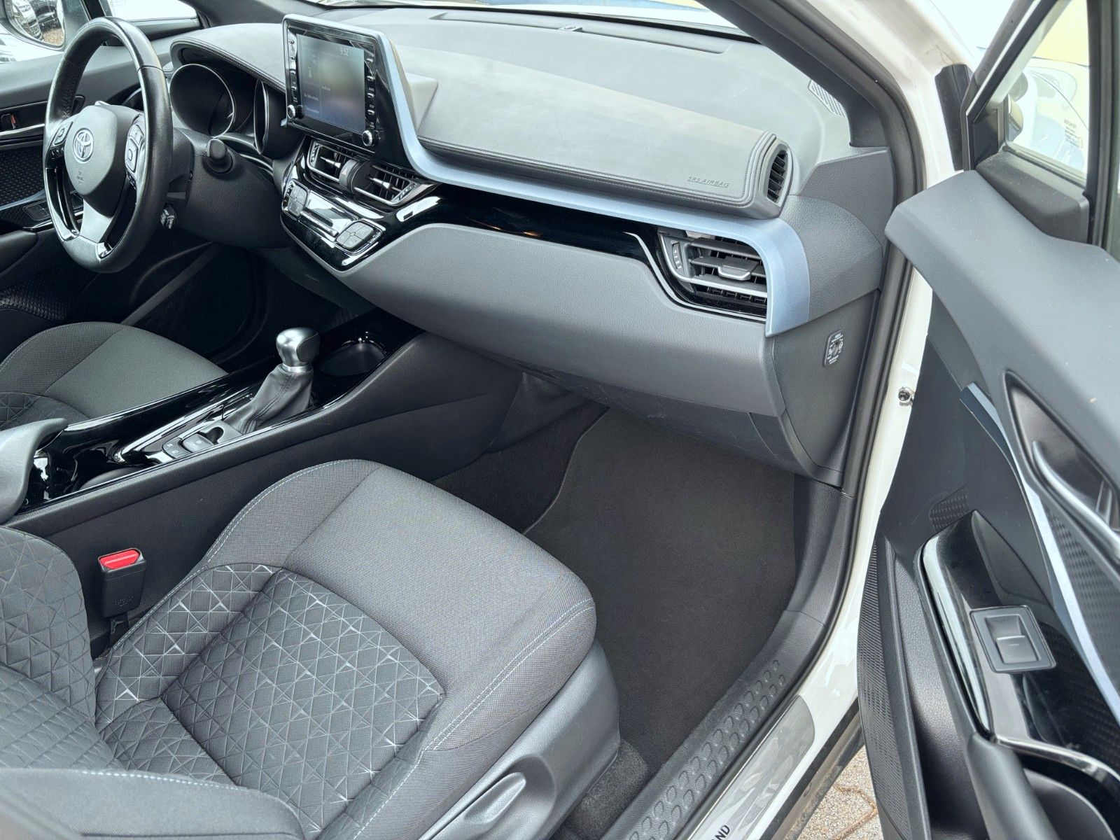 Toyota C-HR Hybrid - Samsaru's Car Outlet