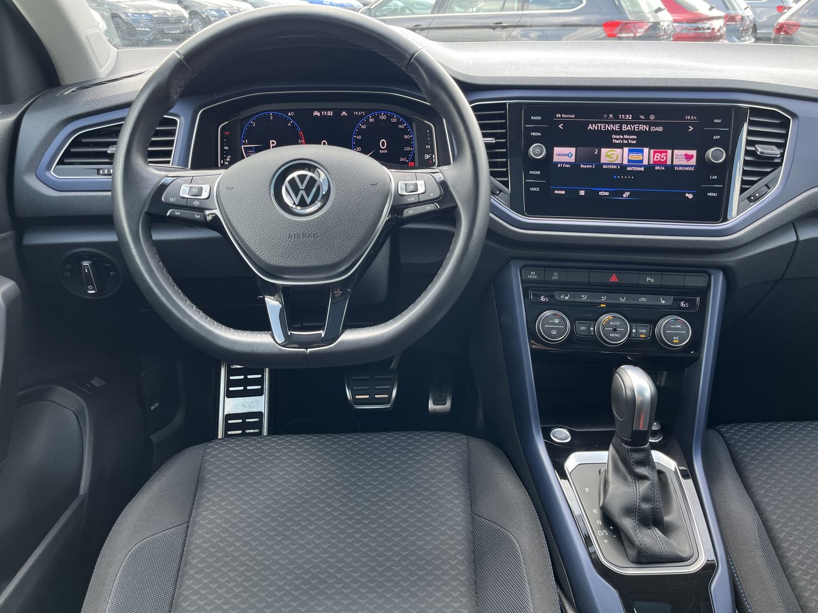 Volkswagen T-Roc 2.0 TDI DSG R-Line - Samsaru's Car Outlet