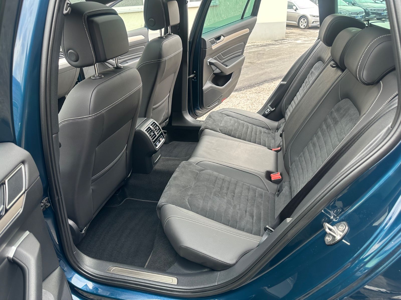 Volkswagen Passat Variant DSG Elegance - Samsaru's Car Outlet