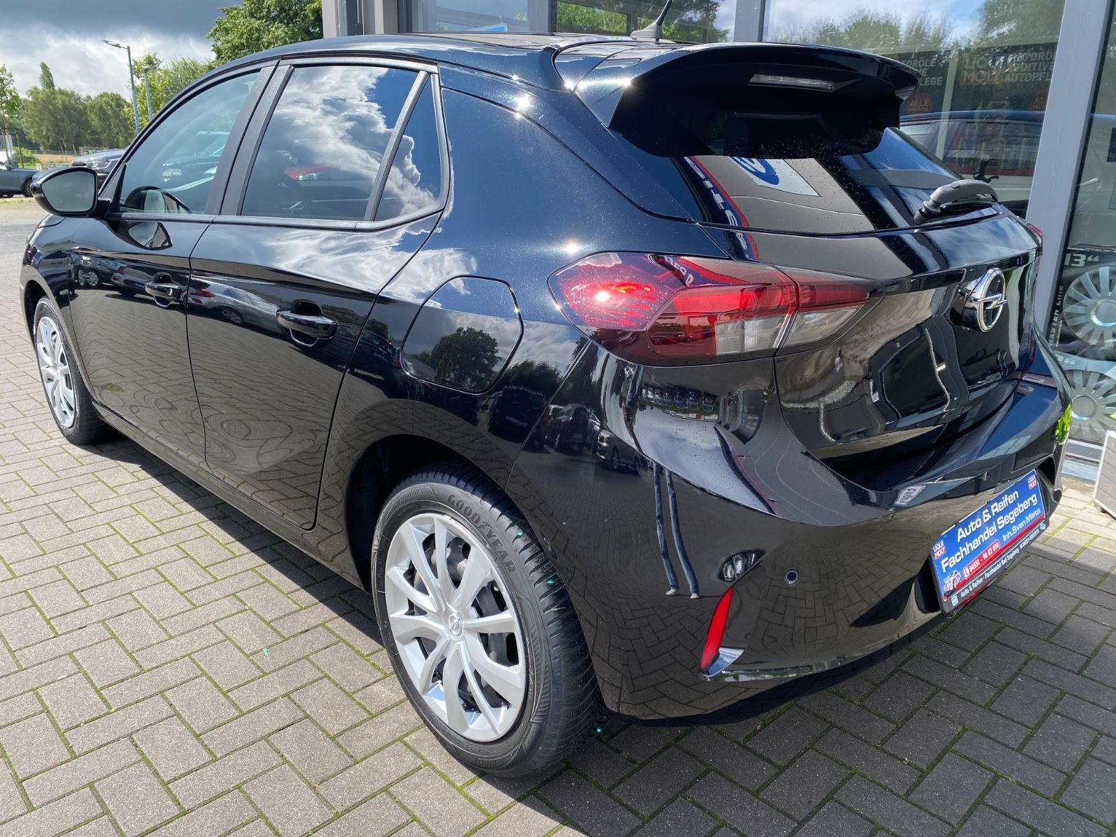 Opel Corsa F 1.2 AUTOMATIK Edition - Samsaru's Car Outlet