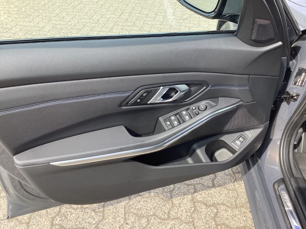 BMW 330 i xDrive Tour M-Sport Pano AHK 19''SRneu HUD