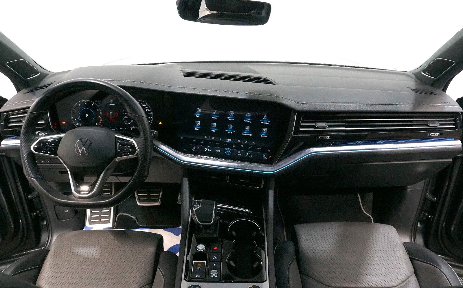 Volkswagen Touareg 3.0 TSI R-Line 4Motion - Samsaru's Car Outlet