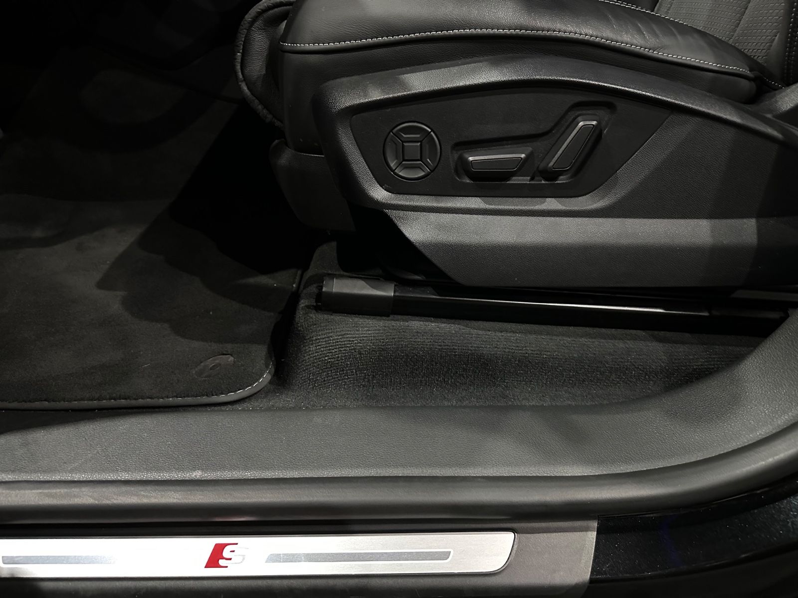 Audi Q8 quattro Competition S Line / Carbon/ Matrix