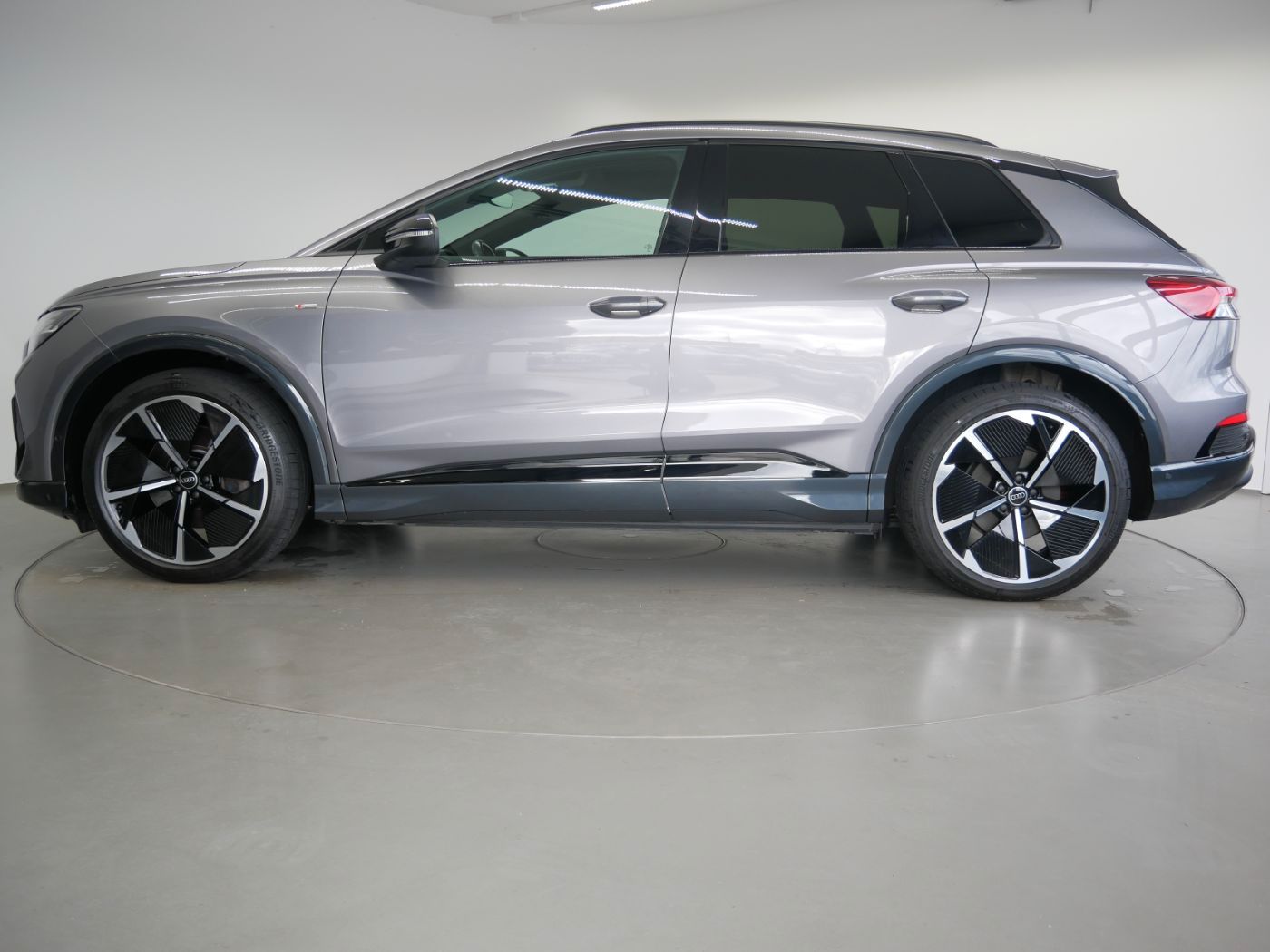 Audi Q4 50 e-tron quattro S line MATRIX AHK PANO ACC