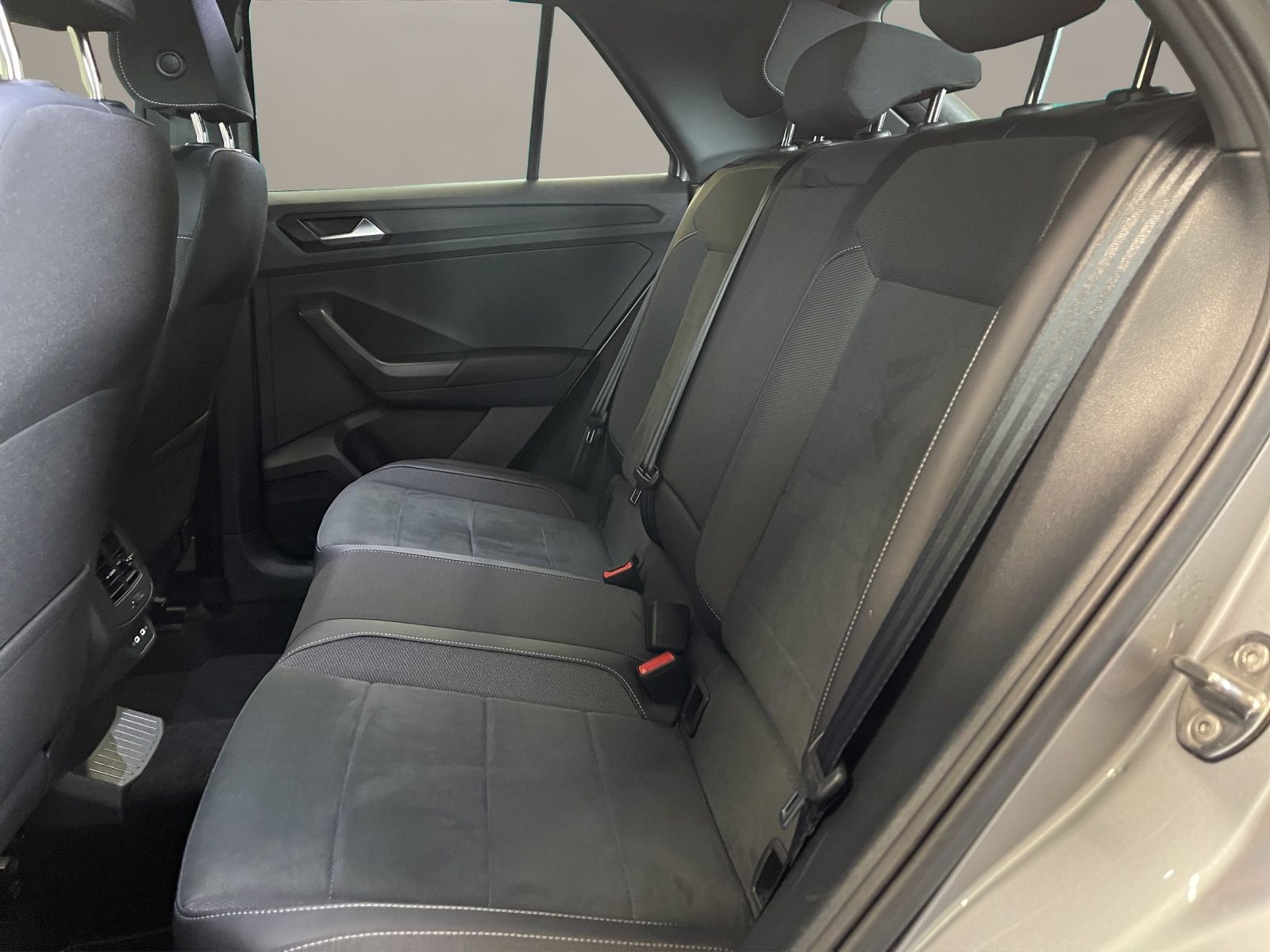 Volkswagen T-Roc 2.0 TDI 4Motion R-Line - Samsaru's Car Outlet