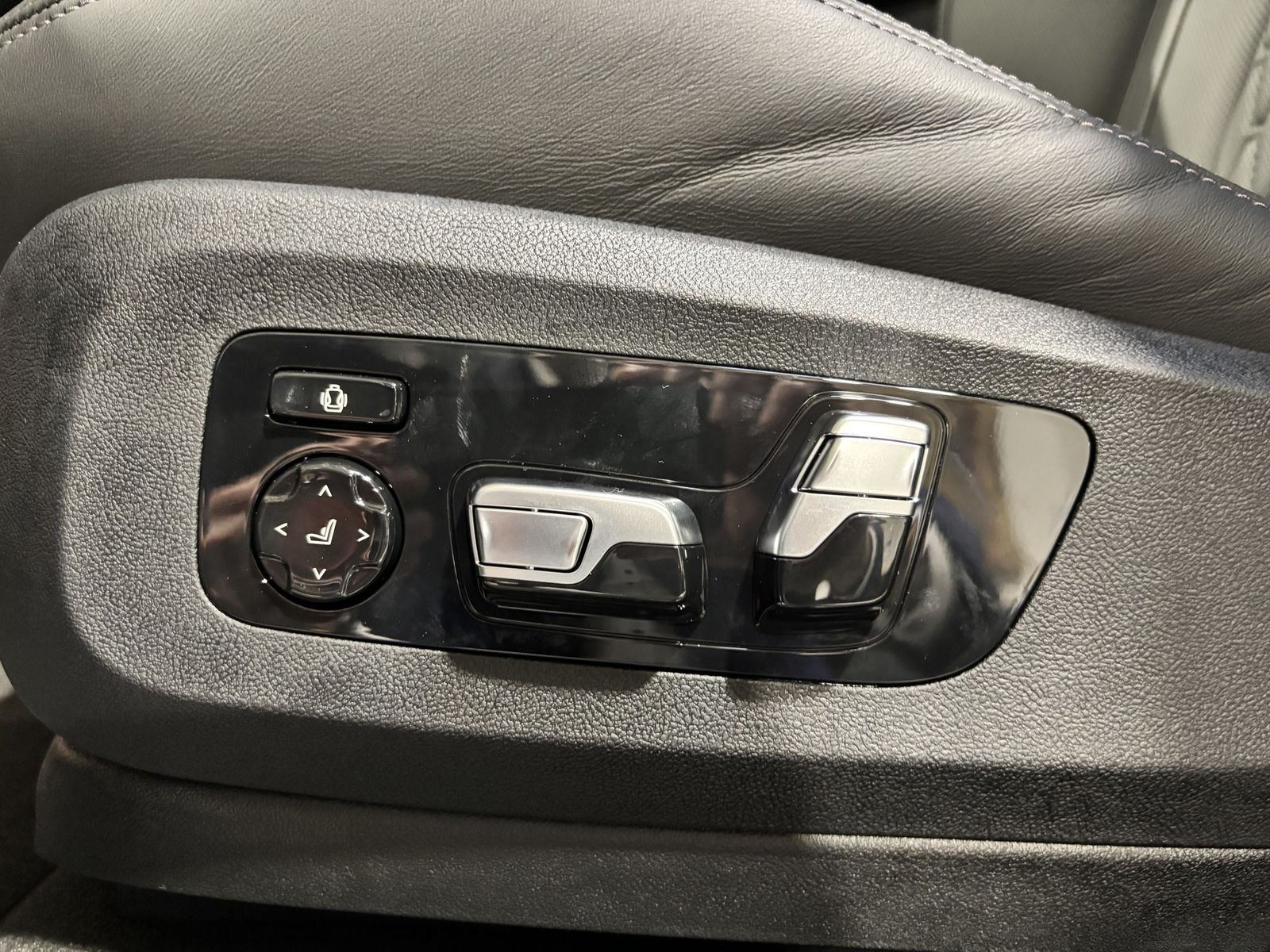 BMW X6 xDrive40d M SportPro B&W PANO HUD 360° AHK DA