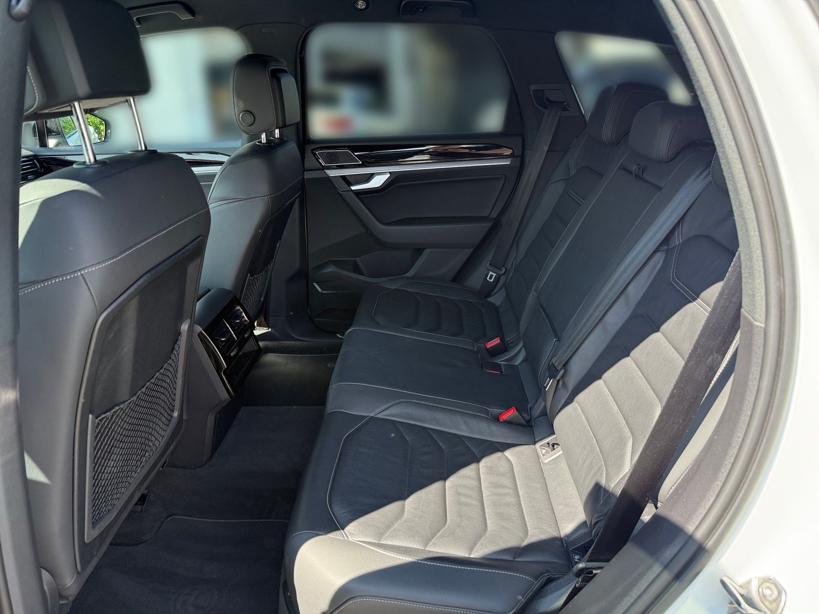 Volkswagen Touareg R-LINE Black Style - Samsaru's Car Outlet