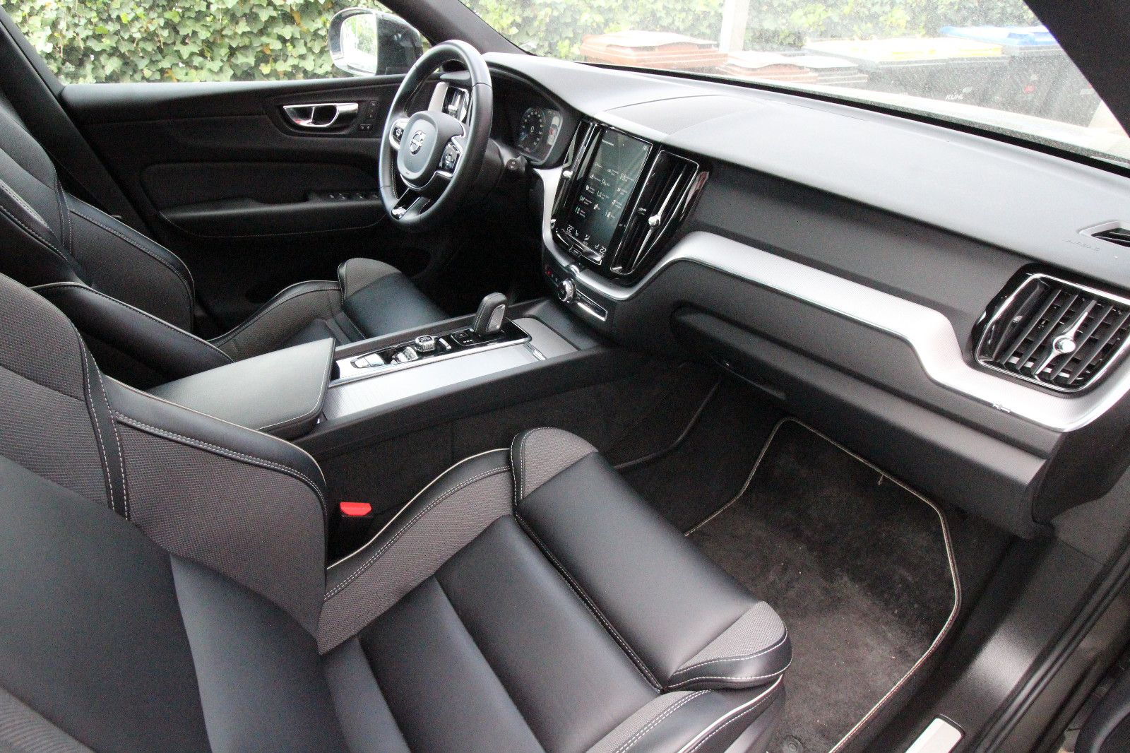 Volvo XC60 T8 R Design AWD - Samsaru's Car Outlet