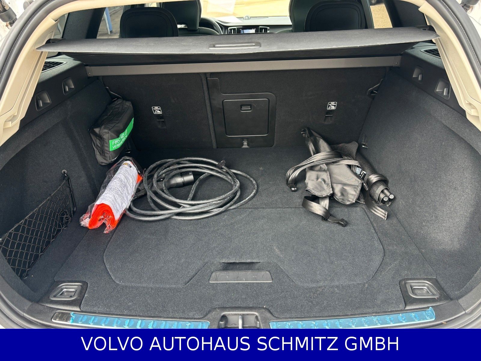 Volvo V60 T6 Ultra Dark Plug-In AWD Bowers AHK