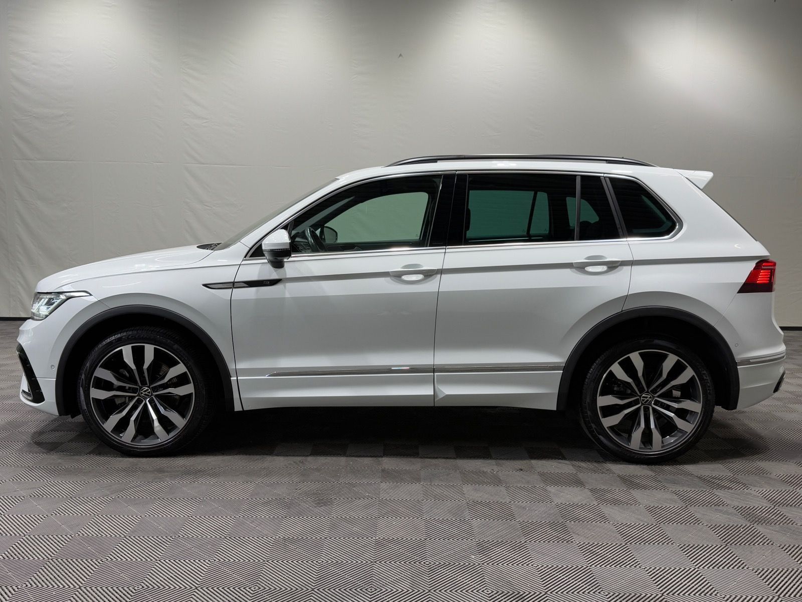 Volkswagen Tiguan R-Line 2.0 TDI DSG 4M - Samsaru's Car Outlet